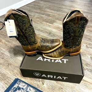 Ariat men’s boots, men’s size 10 EE Wide, (new) with box and tags
